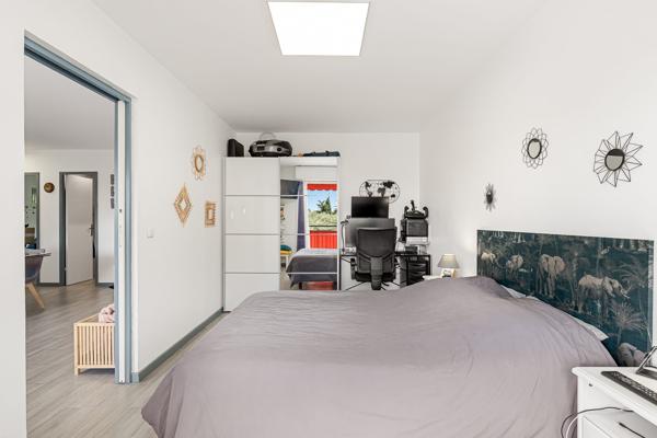4 PIÈCES TRAVERSANT RÉNOVÉ – 3 CHAMBRES – TERRASSE PLEIN SUD – PARKING – CAVE