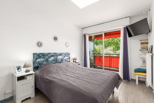 4 PIÈCES TRAVERSANT RÉNOVÉ – 3 CHAMBRES – TERRASSE PLEIN SUD – PARKING – CAVE