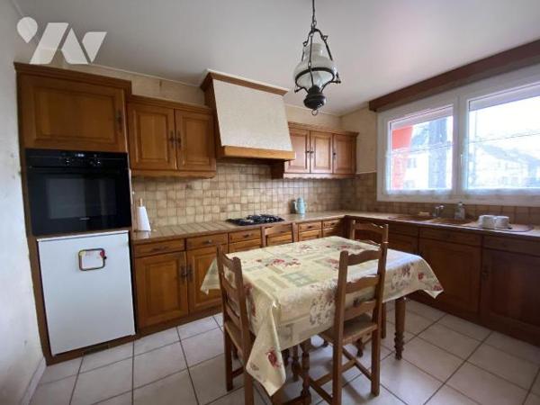 À deux pas du centre de Guilers et de toutes ses commodités, dans un environnement calme et rés...