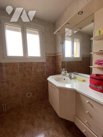 À deux pas du centre de Guilers et de toutes ses commodités, dans un environnement calme et rés...