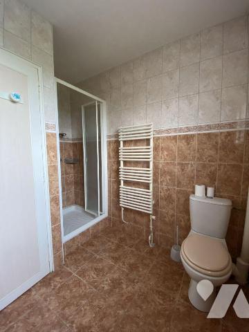 À deux pas du centre de Guilers et de toutes ses commodités, dans un environnement calme et rés...