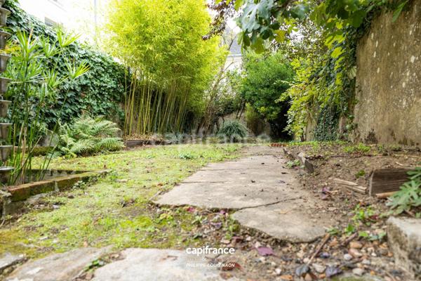 RIVE DROITE - MAISON DE CARACTERE AVEC AGREABLE JARDIN