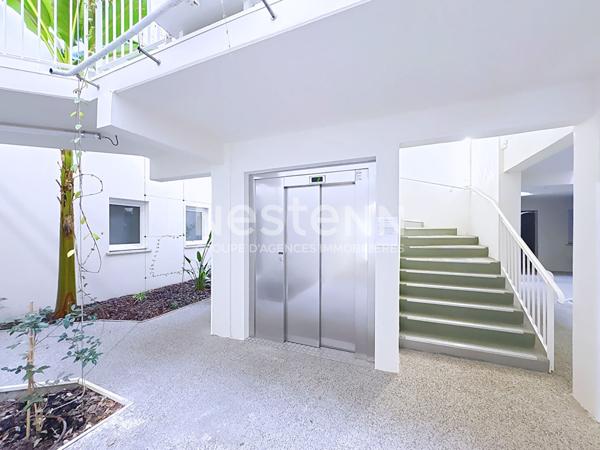 Appartement T2 moderne de 48 m² avec terrasse et vue dégagée sur le Massif de La Clape, place de parking & ascenseur, Quartier prisé et verdoyant 11100 Narbonne