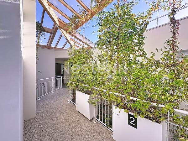 Appartement T2 moderne de 48 m² avec terrasse et vue dégagée sur le Massif de La Clape, place de parking & ascenseur, Quartier prisé et verdoyant 11100 Narbonne