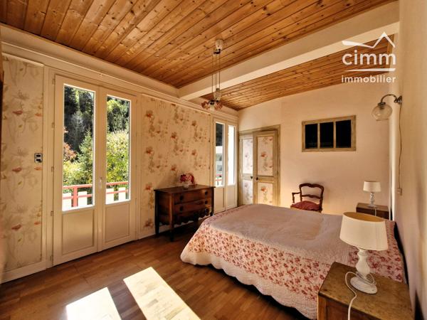 À vendre : Ancien Hôtel des Grands Goulets - bâtiment historique au cœur du Vercors.