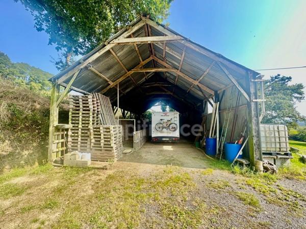 EXCLUSIVITÉ - Maison à vendre 6 pièces avec dépendances et hangars à PLOUNEVEZEL (29)