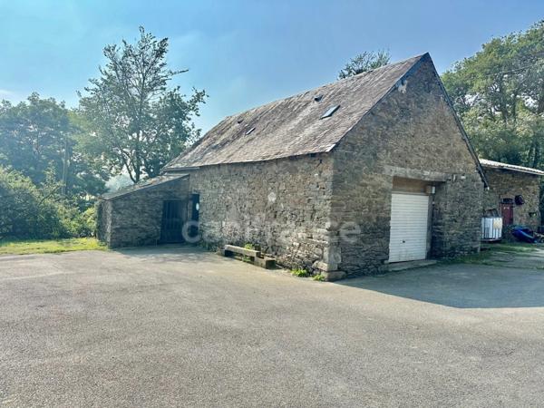 EXCLUSIVITÉ - Maison à vendre 6 pièces avec dépendances et hangars à PLOUNEVEZEL (29)