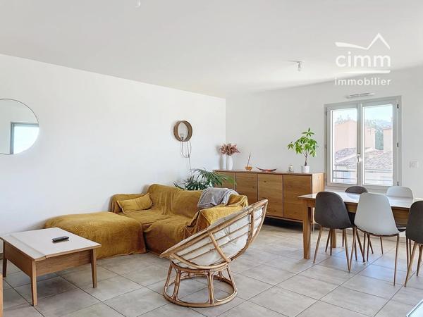 Appartement de 78.29 m², au 1er étage d'une résidence sécurisée avec portail électrique.