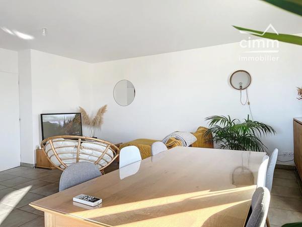 Appartement de 78.29 m², au 1er étage d'une résidence sécurisée avec portail électrique.