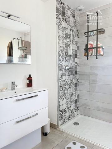 Appartement de 78.29 m², au 1er étage d'une résidence sécurisée avec portail électrique.