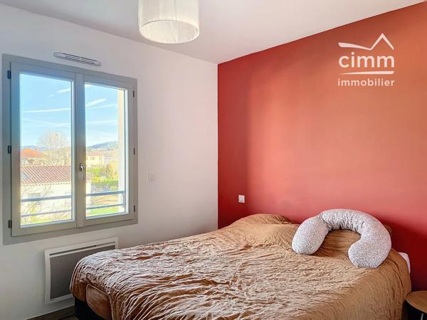 Appartement de 78.29 m², au 1er étage d'une résidence sécurisée avec portail électrique.