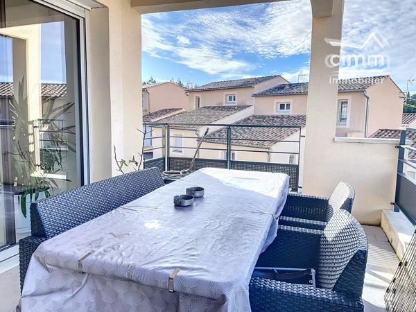 Appartement de 78.29 m², au 1er étage d'une résidence sécurisée avec portail électrique.