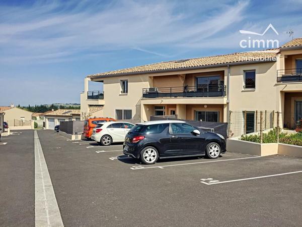 Appartement de 78.29 m², au 1er étage d'une résidence sécurisée avec portail électrique.