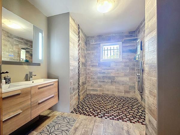 A vendre : maison T7 de 177m2 sur parcelle de 3220m2 à Eguilles 13510