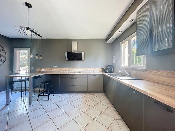 A vendre : maison T7 de 177m2 sur parcelle de 3220m2 à Eguilles 13510