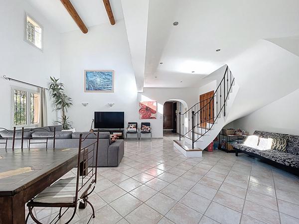 A vendre : maison T7 de 177m2 sur parcelle de 3220m2 à Eguilles 13510