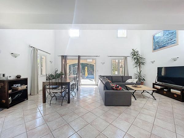 A vendre : maison T7 de 177m2 sur parcelle de 3220m2 à Eguilles 13510