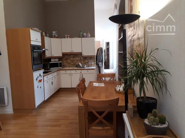 Proche toutes commodités et gare, très agréable appartement de type I meublé. 1er étage sans ascenseur.