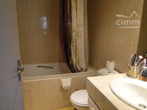 Proche toutes commodités et gare, très agréable appartement de type I meublé. 1er étage sans ascenseur.