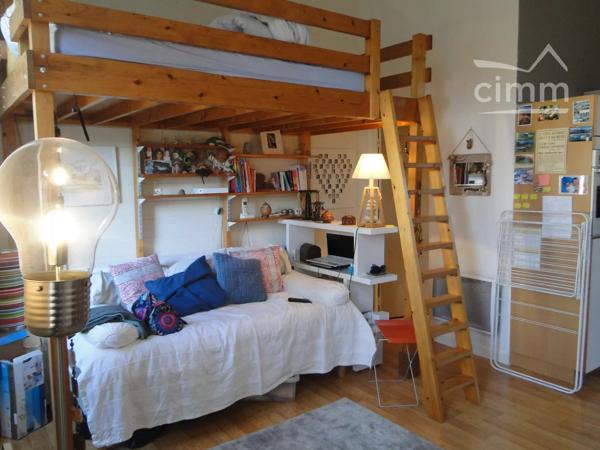 Proche toutes commodités et gare, très agréable appartement de type I meublé. 1er étage sans ascenseur.