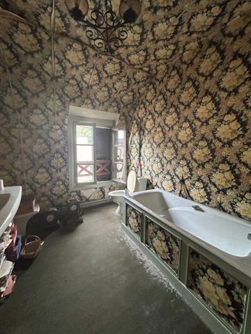 Maison d'habitation et locaux commerciaux , Laroquebrou