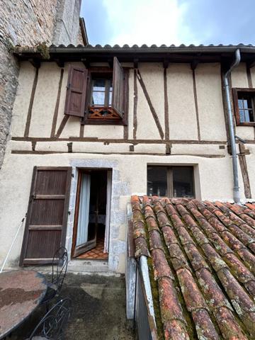 Maison d'habitation et locaux commerciaux , Laroquebrou