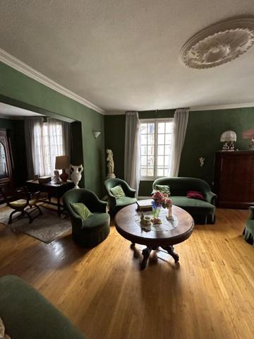 Maison d'habitation et locaux commerciaux , Laroquebrou