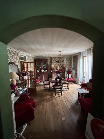 Maison d'habitation et locaux commerciaux , Laroquebrou