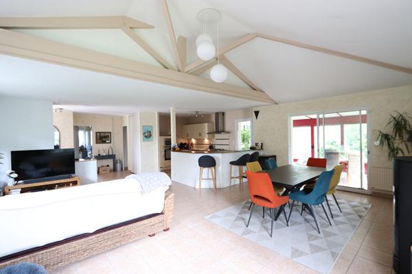 Maison de plain-pied de 140 m², non mitoyenne, sur terrain de 1654 m²