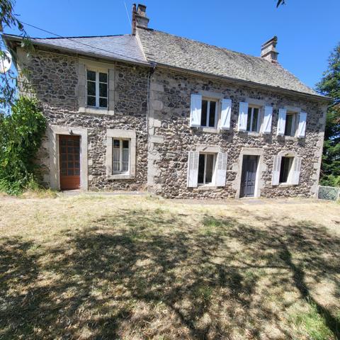 Belle maison en pierres lauzes et ardoises Apchon (15400)