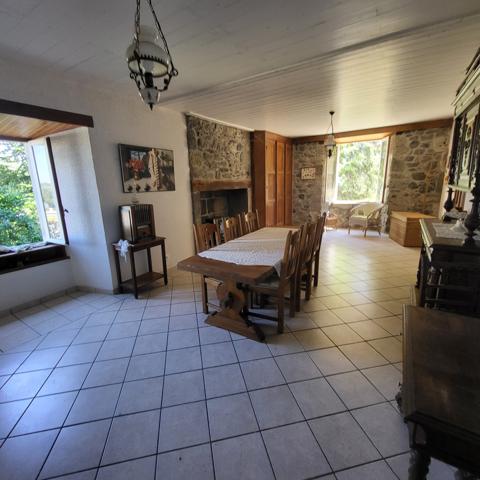 Belle maison en pierres lauzes et ardoises Apchon (15400)