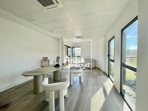 Bureaux à louer à Mauguio avec stockage et deux places de parking privatives