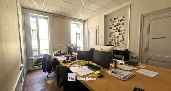 Bureaux à louer Lyon 1er Presqu'île 92 m² au 2e étage avec accès transports