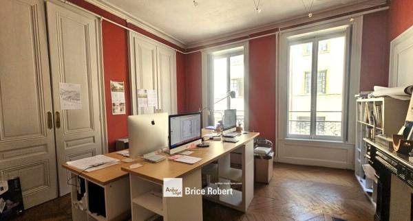 Bureaux à louer Lyon 1er Presqu'île 92 m² au 2e étage avec accès transports