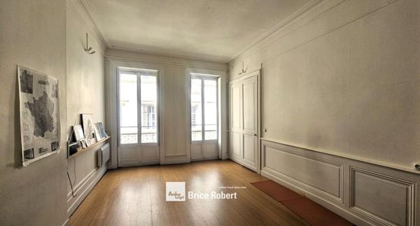 Bureaux à louer Lyon 1er Presqu'île 92 m² au 2e étage avec accès transports