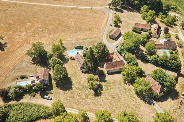PROPRIÉTÉ D'EXCEPTION HAMEAU DE CHARME DU XVIII SIÈCLE AU COEUR DU PÉRIGORD NOIR Les eyzies