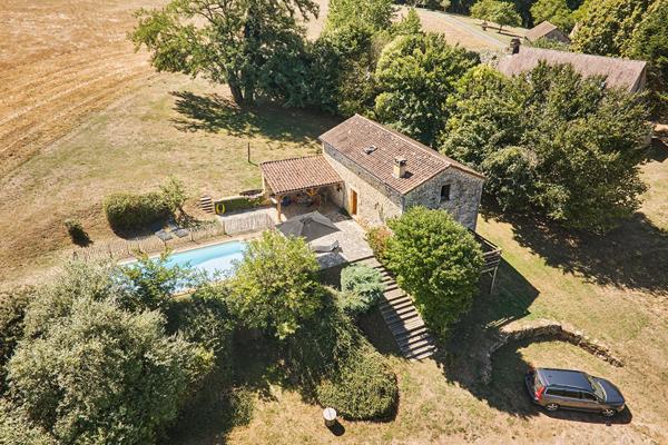 PROPRIÉTÉ D'EXCEPTION HAMEAU DE CHARME DU XVIII SIÈCLE AU COEUR DU PÉRIGORD NOIR Les eyzies