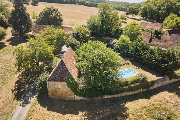 PROPRIÉTÉ D'EXCEPTION HAMEAU DE CHARME DU XVIII SIÈCLE AU COEUR DU PÉRIGORD NOIR Les eyzies