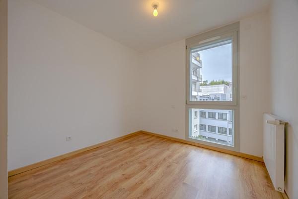 Chambéry , T3 récent loué, avec terrasse et parking