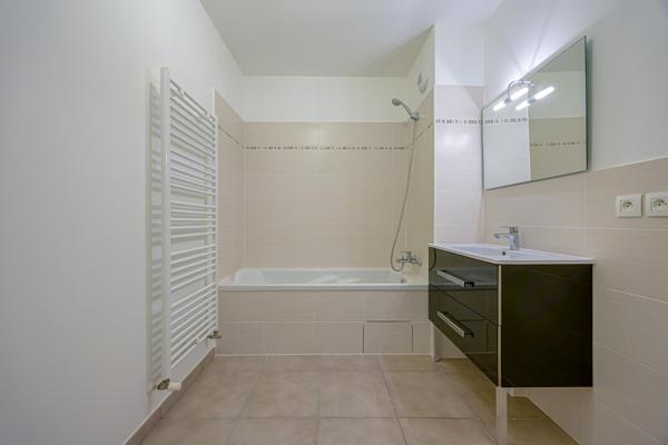 Chambéry , T3 récent loué, avec terrasse et parking