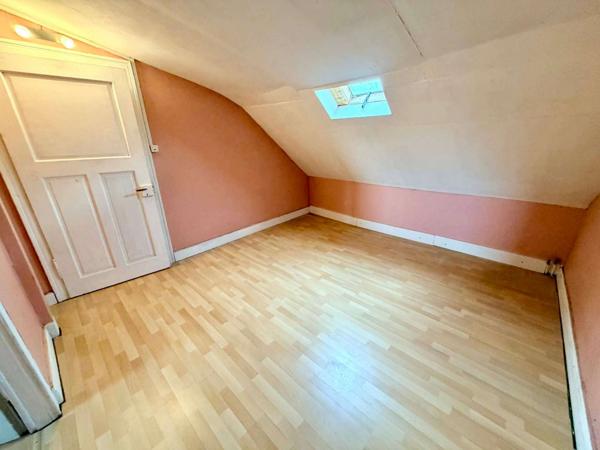 Maison ou petit immeuble mitoyen d'un côté - MAIZIERES-LES-METZ