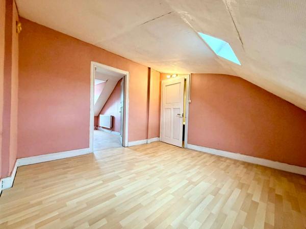 Maison ou petit immeuble mitoyen d'un côté - MAIZIERES-LES-METZ