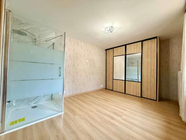 Maison ou petit immeuble mitoyen d'un côté - MAIZIERES-LES-METZ