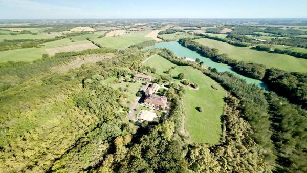 Magnifique Château de 1600 m² avec Vue Imprenable sur les Pyrénées - Coeur du Gers Marciac