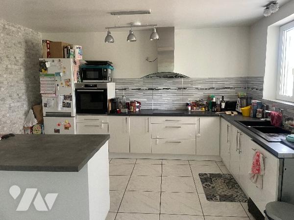 Ancienne fermette restaurée à 2mn du centre du village...