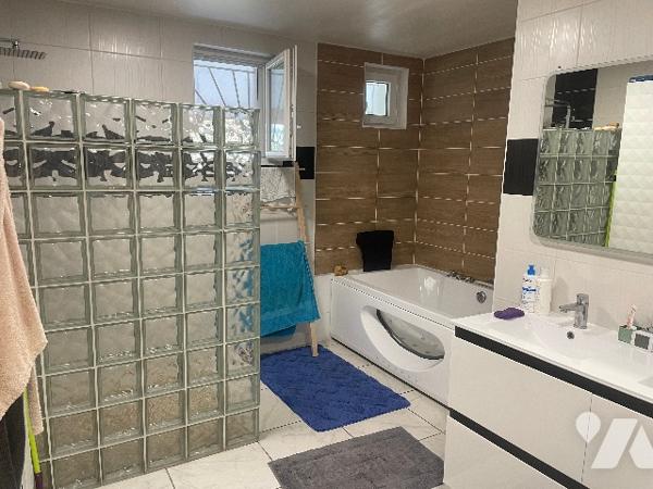 Ancienne fermette restaurée à 2mn du centre du village...