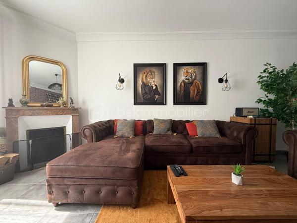 Un dossier complet est disponible sur simple demande avant toute visite : diagnostics techniques ( en cours de réalisation ), vidéo ( à venir ) et photos suplémentaires du logement ainsi que l’ensemble des documents relatifs au bien. Une transparence totale pour un projet d’achat sécurisé.

Située dans le quartier Olivier Heuzé, cette maison bénéficie d’un emplacement pratique, à proximité des commerces, des transports en commun et des différents services, accès facile au cœur de ville, à la gare et à la rocade.

Chaudière GAZ
Pas de travaux à prévoir 

Au rez-de-chaussée :

* Pièce de vie de près de 40 m²
* Véranda d’été de 17 m²
* Cuisine ouverte sur la pièce de vie
* WC indépendant
* Grand couloir avec rangements
* Accès à une cave d’environ 40 m²

À l’étage :

* 3 chambres : 16 m², 15 m² et près de 10 m²
* Grande salle de bains de 9 m² avec WC
* Palier desservant les différentes pièces et offrant des rangements

Les combles sont aménageables, avec la possibilité de créer idéalement deux pièces supplémentaires.

Une maison familiale offrant de beaux volumes, 3 chambres, une grande cave et un potentiel d’évolution intéressant grâce aux combles aménageables.

J’accompagne mes clients, dont plusieurs disposent déjà d’un financement fiable et assuré, dans leur recherche de biens au Mans et ses alentours. Je suis également à la recherche de nouveaux biens à vendre. Je rémunère mes apporteurs d’affaires et je travaille avec un réseau d’artisans ainsi qu’un courtier en financement afin de vous accompagner dans toutes les étapes de votre projet immobilier.