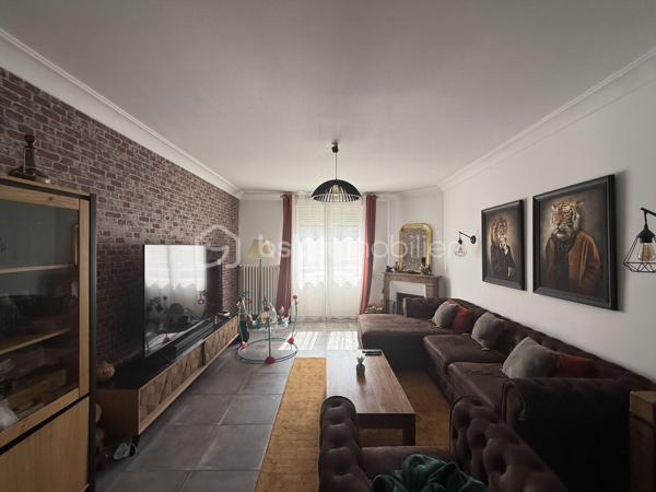 Un dossier complet est disponible sur simple demande avant toute visite : diagnostics techniques ( en cours de réalisation ), vidéo ( à venir ) et photos suplémentaires du logement ainsi que l’ensemble des documents relatifs au bien. Une transparence totale pour un projet d’achat sécurisé.

Située dans le quartier Olivier Heuzé, cette maison bénéficie d’un emplacement pratique, à proximité des commerces, des transports en commun et des différents services, accès facile au cœur de ville, à la gare et à la rocade.

Chaudière GAZ
Pas de travaux à prévoir 

Au rez-de-chaussée :

* Pièce de vie de près de 40 m²
* Véranda d’été de 17 m²
* Cuisine ouverte sur la pièce de vie
* WC indépendant
* Grand couloir avec rangements
* Accès à une cave d’environ 40 m²

À l’étage :

* 3 chambres : 16 m², 15 m² et près de 10 m²
* Grande salle de bains de 9 m² avec WC
* Palier desservant les différentes pièces et offrant des rangements

Les combles sont aménageables, avec la possibilité de créer idéalement deux pièces supplémentaires.

Une maison familiale offrant de beaux volumes, 3 chambres, une grande cave et un potentiel d’évolution intéressant grâce aux combles aménageables.

J’accompagne mes clients, dont plusieurs disposent déjà d’un financement fiable et assuré, dans leur recherche de biens au Mans et ses alentours. Je suis également à la recherche de nouveaux biens à vendre. Je rémunère mes apporteurs d’affaires et je travaille avec un réseau d’artisans ainsi qu’un courtier en financement afin de vous accompagner dans toutes les étapes de votre projet immobilier.