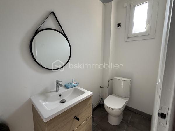 Un dossier complet est disponible sur simple demande avant toute visite : diagnostics techniques ( en cours de réalisation ), vidéo ( à venir ) et photos suplémentaires du logement ainsi que l’ensemble des documents relatifs au bien. Une transparence totale pour un projet d’achat sécurisé.

Située dans le quartier Olivier Heuzé, cette maison bénéficie d’un emplacement pratique, à proximité des commerces, des transports en commun et des différents services, accès facile au cœur de ville, à la gare et à la rocade.

Chaudière GAZ
Pas de travaux à prévoir 

Au rez-de-chaussée :

* Pièce de vie de près de 40 m²
* Véranda d’été de 17 m²
* Cuisine ouverte sur la pièce de vie
* WC indépendant
* Grand couloir avec rangements
* Accès à une cave d’environ 40 m²

À l’étage :

* 3 chambres : 16 m², 15 m² et près de 10 m²
* Grande salle de bains de 9 m² avec WC
* Palier desservant les différentes pièces et offrant des rangements

Les combles sont aménageables, avec la possibilité de créer idéalement deux pièces supplémentaires.

Une maison familiale offrant de beaux volumes, 3 chambres, une grande cave et un potentiel d’évolution intéressant grâce aux combles aménageables.

J’accompagne mes clients, dont plusieurs disposent déjà d’un financement fiable et assuré, dans leur recherche de biens au Mans et ses alentours. Je suis également à la recherche de nouveaux biens à vendre. Je rémunère mes apporteurs d’affaires et je travaille avec un réseau d’artisans ainsi qu’un courtier en financement afin de vous accompagner dans toutes les étapes de votre projet immobilier.