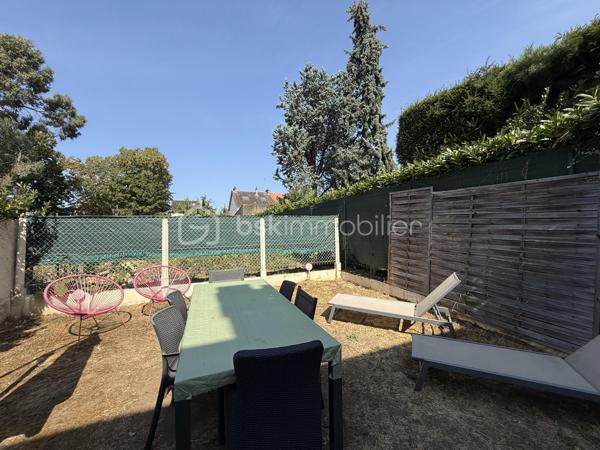 Un dossier complet est disponible sur simple demande avant toute visite : diagnostics techniques ( en cours de réalisation ), vidéo ( à venir ) et photos suplémentaires du logement ainsi que l’ensemble des documents relatifs au bien. Une transparence totale pour un projet d’achat sécurisé.

Située dans le quartier Olivier Heuzé, cette maison bénéficie d’un emplacement pratique, à proximité des commerces, des transports en commun et des différents services, accès facile au cœur de ville, à la gare et à la rocade.

Chaudière GAZ
Pas de travaux à prévoir 

Au rez-de-chaussée :

* Pièce de vie de près de 40 m²
* Véranda d’été de 17 m²
* Cuisine ouverte sur la pièce de vie
* WC indépendant
* Grand couloir avec rangements
* Accès à une cave d’environ 40 m²

À l’étage :

* 3 chambres : 16 m², 15 m² et près de 10 m²
* Grande salle de bains de 9 m² avec WC
* Palier desservant les différentes pièces et offrant des rangements

Les combles sont aménageables, avec la possibilité de créer idéalement deux pièces supplémentaires.

Une maison familiale offrant de beaux volumes, 3 chambres, une grande cave et un potentiel d’évolution intéressant grâce aux combles aménageables.

J’accompagne mes clients, dont plusieurs disposent déjà d’un financement fiable et assuré, dans leur recherche de biens au Mans et ses alentours. Je suis également à la recherche de nouveaux biens à vendre. Je rémunère mes apporteurs d’affaires et je travaille avec un réseau d’artisans ainsi qu’un courtier en financement afin de vous accompagner dans toutes les étapes de votre projet immobilier.